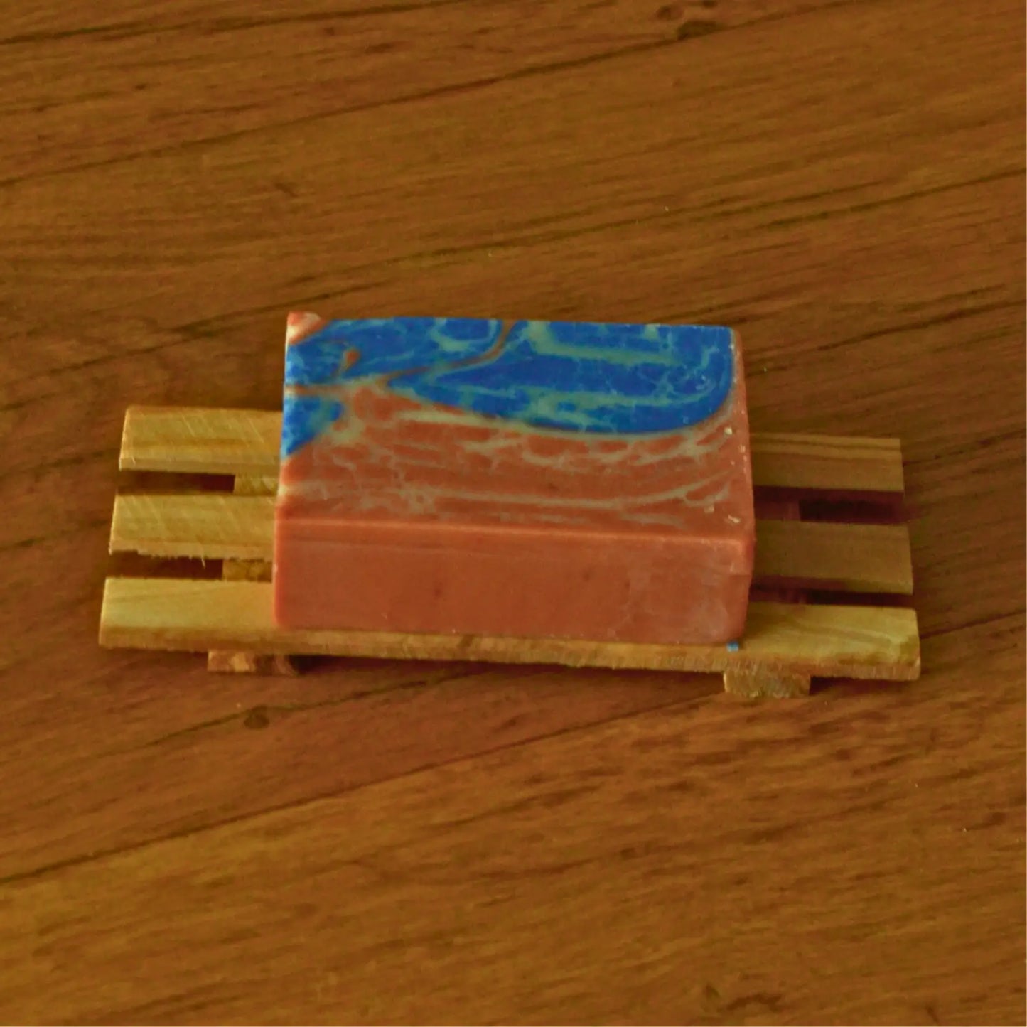 Porte-savon palette en bois d’olivier artisanal – Création artisanale | Le sens des choses – Boutique de bougies parfumées végétales et objets décoratifs écoresponsables