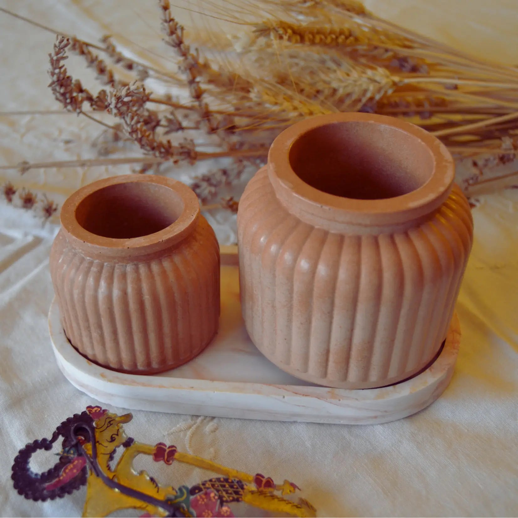 Flora — Pot décoratif en jesmonite terracotta – Création artisanale | Le sens des choses – Boutique de bougies parfumées végétales, décorations et savons