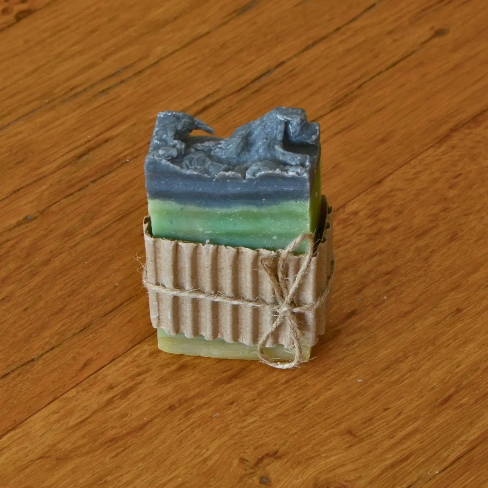 Savon artisanal à l’avocat hydratant et réparateur – Création artisanale | Le sens des choses – Boutique de bougies parfumées végétales et objets décoratifs écoresponsables