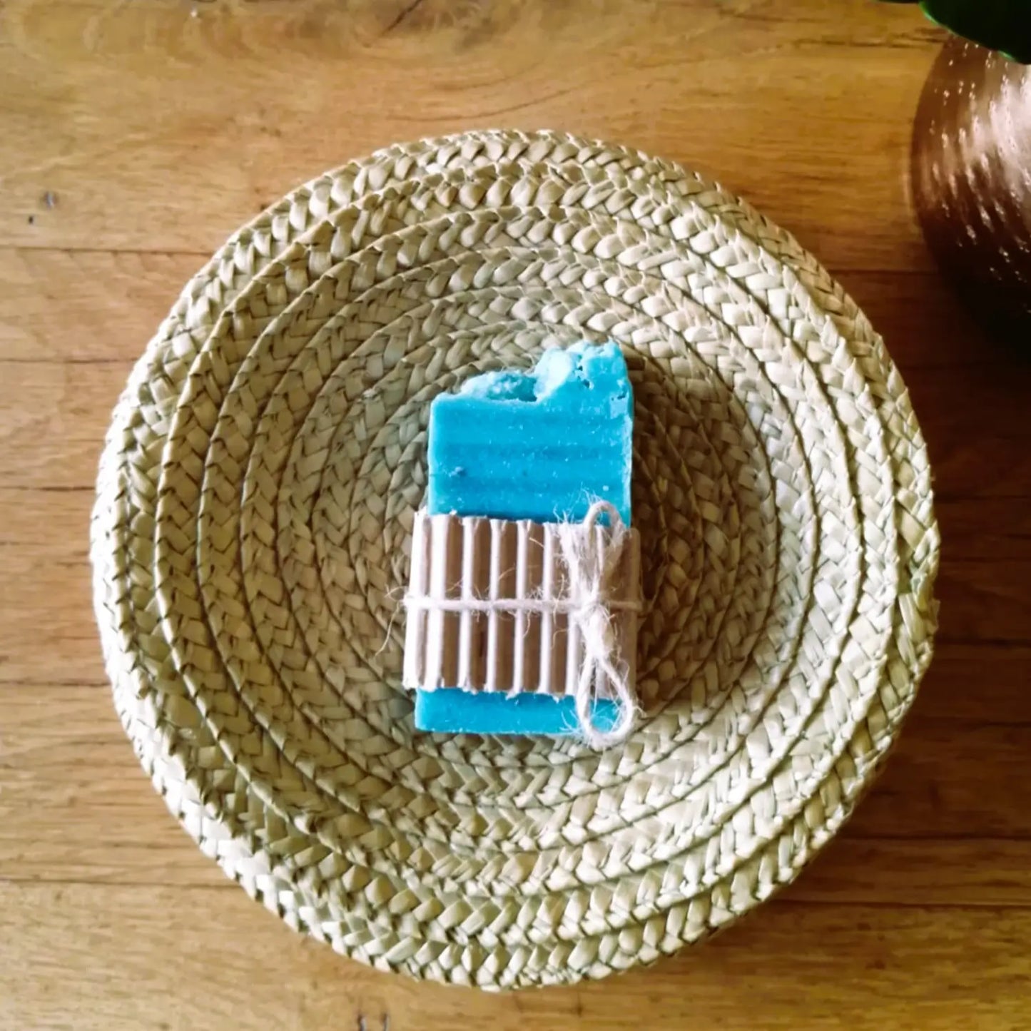 Savon artisanal à la pierre ponce exfoliant et purifiant – Création artisanale | Le sens des choses – Boutique de bougies parfumées végétales et objets décoratifs écoresponsables