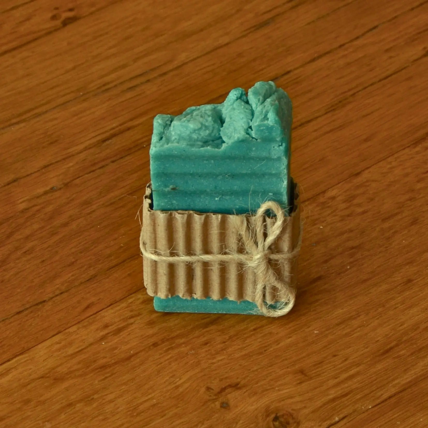 Savon artisanal à la pierre ponce exfoliant et purifiant – Création artisanale | Le sens des choses – Boutique de bougies parfumées végétales et objets décoratifs écoresponsables