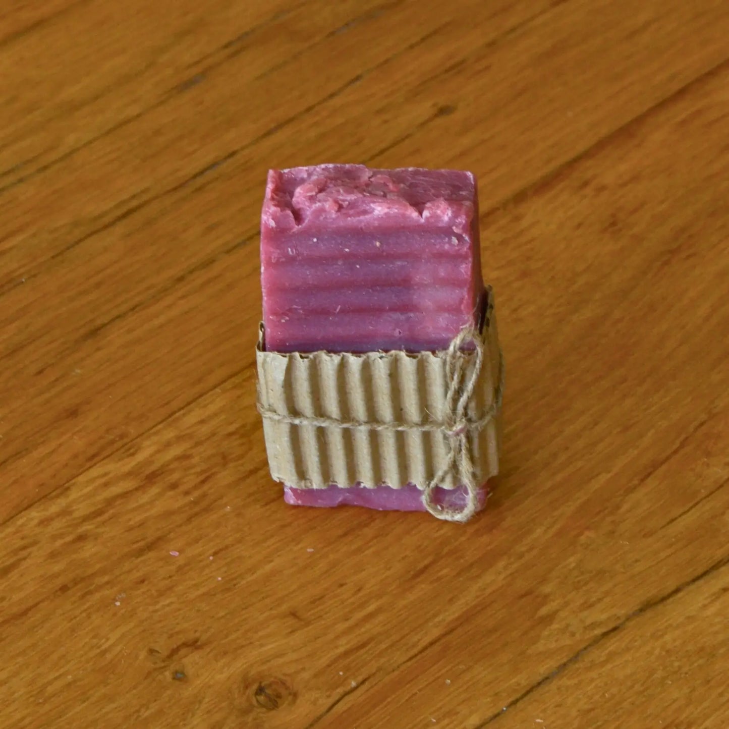 Savon artisanal au calendula apaisant et cicatrisant – Création artisanale | Le sens des choses – Boutique de bougies parfumées végétales et objets décoratifs écoresponsables