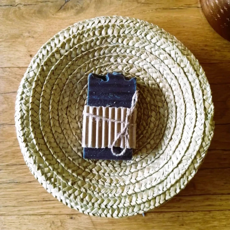 Savon naturel au charbon actif purifiant et détoxifiant – Création artisanale | Le sens des choses – Boutique de bougies parfumées végétales et objets décoratifs écoresponsables