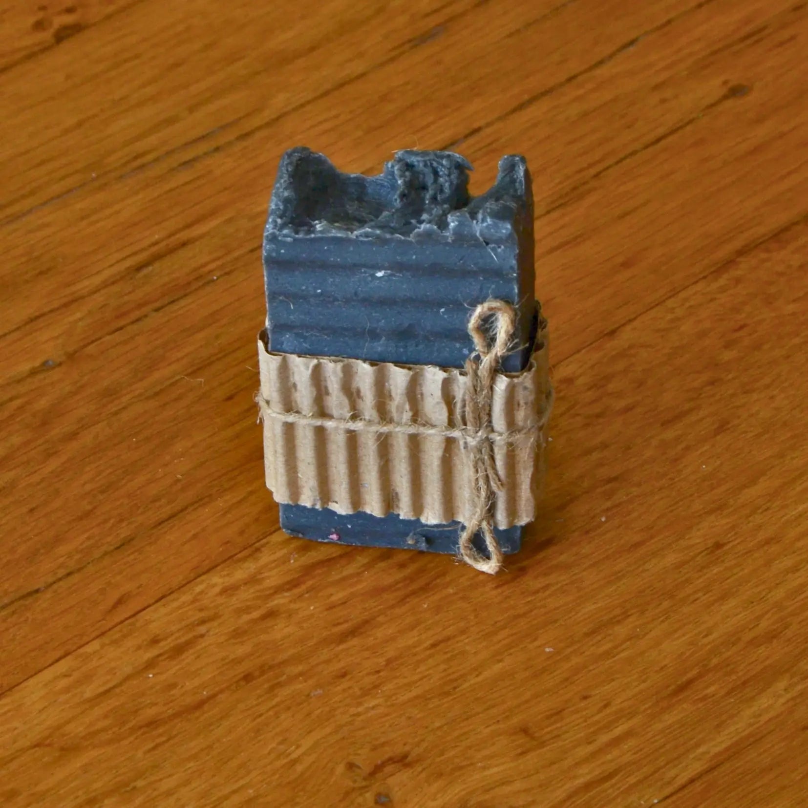 Savon naturel au charbon actif purifiant et détoxifiant – Création artisanale | Le sens des choses – Boutique de bougies parfumées végétales et objets décoratifs écoresponsables