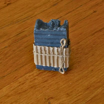 Savon naturel au charbon actif purifiant et détoxifiant – Création artisanale | Le sens des choses – Boutique de bougies parfumées végétales et objets décoratifs écoresponsables