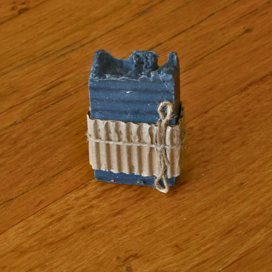 Savon naturel au charbon actif purifiant et détoxifiant – Création artisanale | Le sens des choses – Boutique de bougies parfumées végétales et objets décoratifs écoresponsables