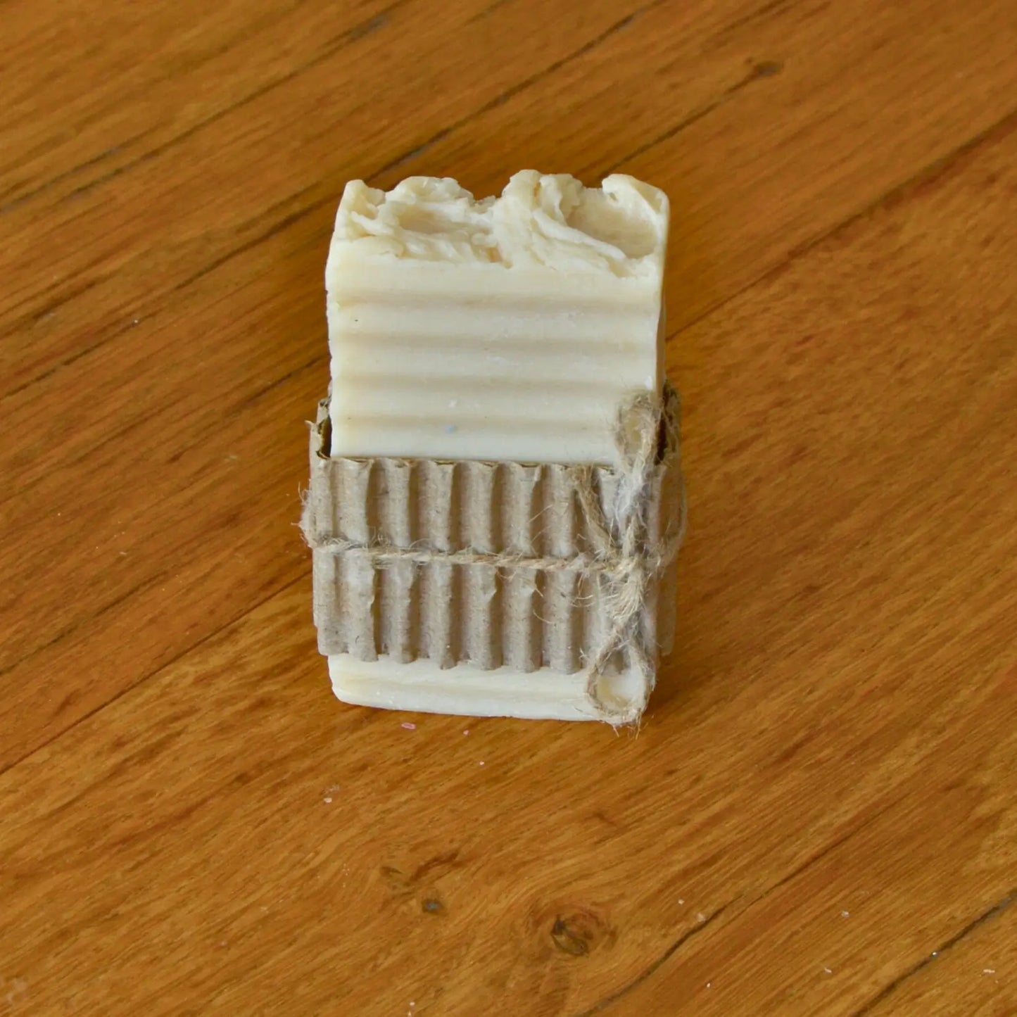 Savon naturel au lait de chèvre hydratant et nourrissant – Création artisanale | Le sens des choses – Boutique de bougies parfumées végétales et objets décoratifs écoresponsables