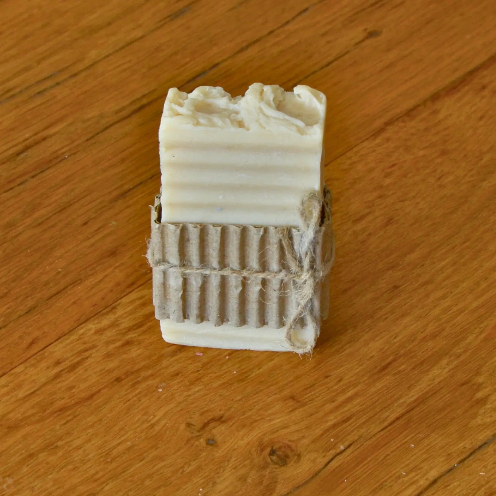 Savon naturel au lait de chèvre hydratant et nourrissant – Création artisanale | Le sens des choses – Boutique de bougies parfumées végétales et objets décoratifs écoresponsables