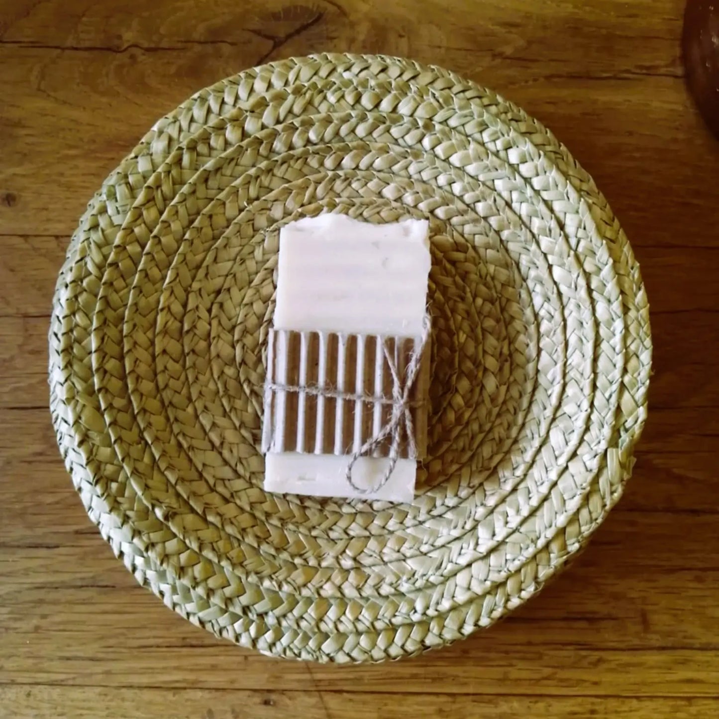 Savon naturel au lait de chèvre hydratant et nourrissant – Création artisanale | Le sens des choses – Boutique de bougies parfumées végétales et objets décoratifs écoresponsables