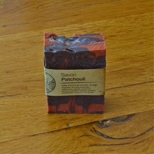 Savon artisanal surgras au patchouli – Création artisanale | Le sens des choses – Boutique de bougies parfumées végétales et objets décoratifs écoresponsables