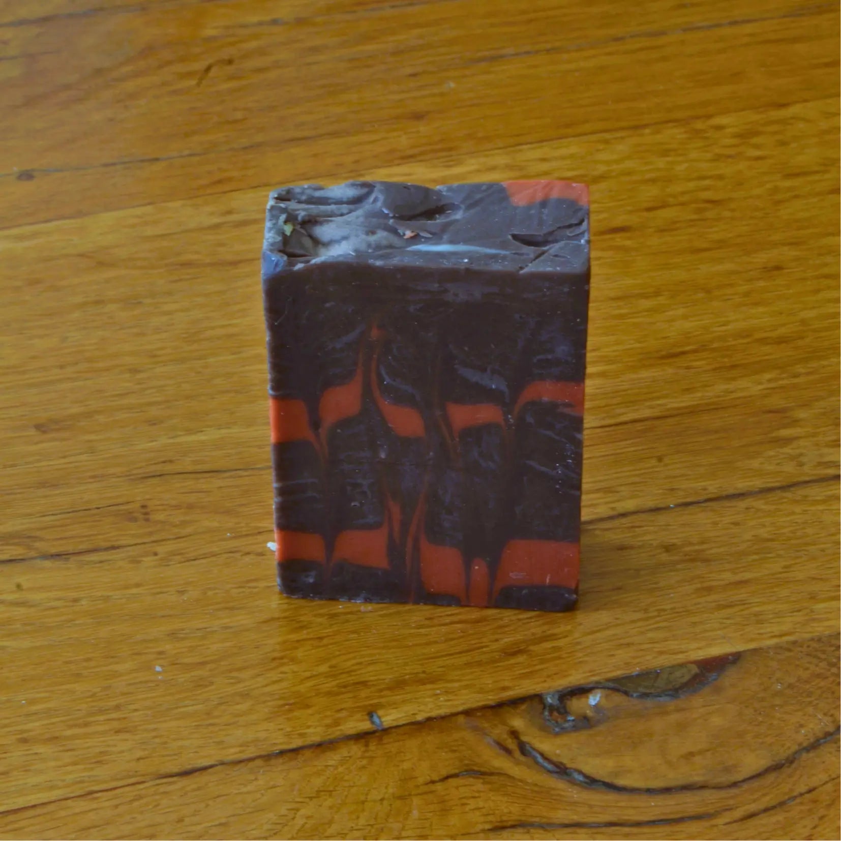 Savon artisanal surgras au patchouli – Création artisanale | Le sens des choses – Boutique de bougies parfumées végétales et objets décoratifs écoresponsables