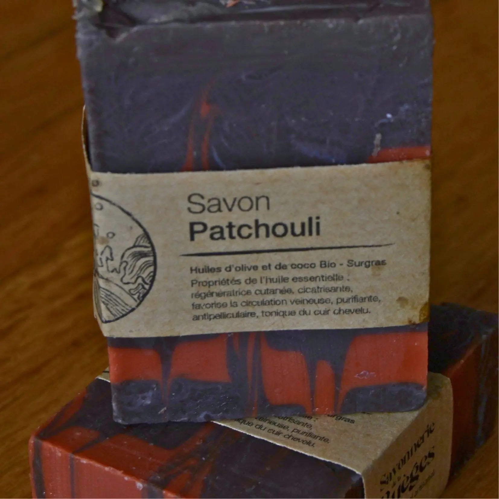 Savon artisanal surgras au patchouli – Création artisanale | Le sens des choses – Boutique de bougies parfumées végétales et objets décoratifs écoresponsables