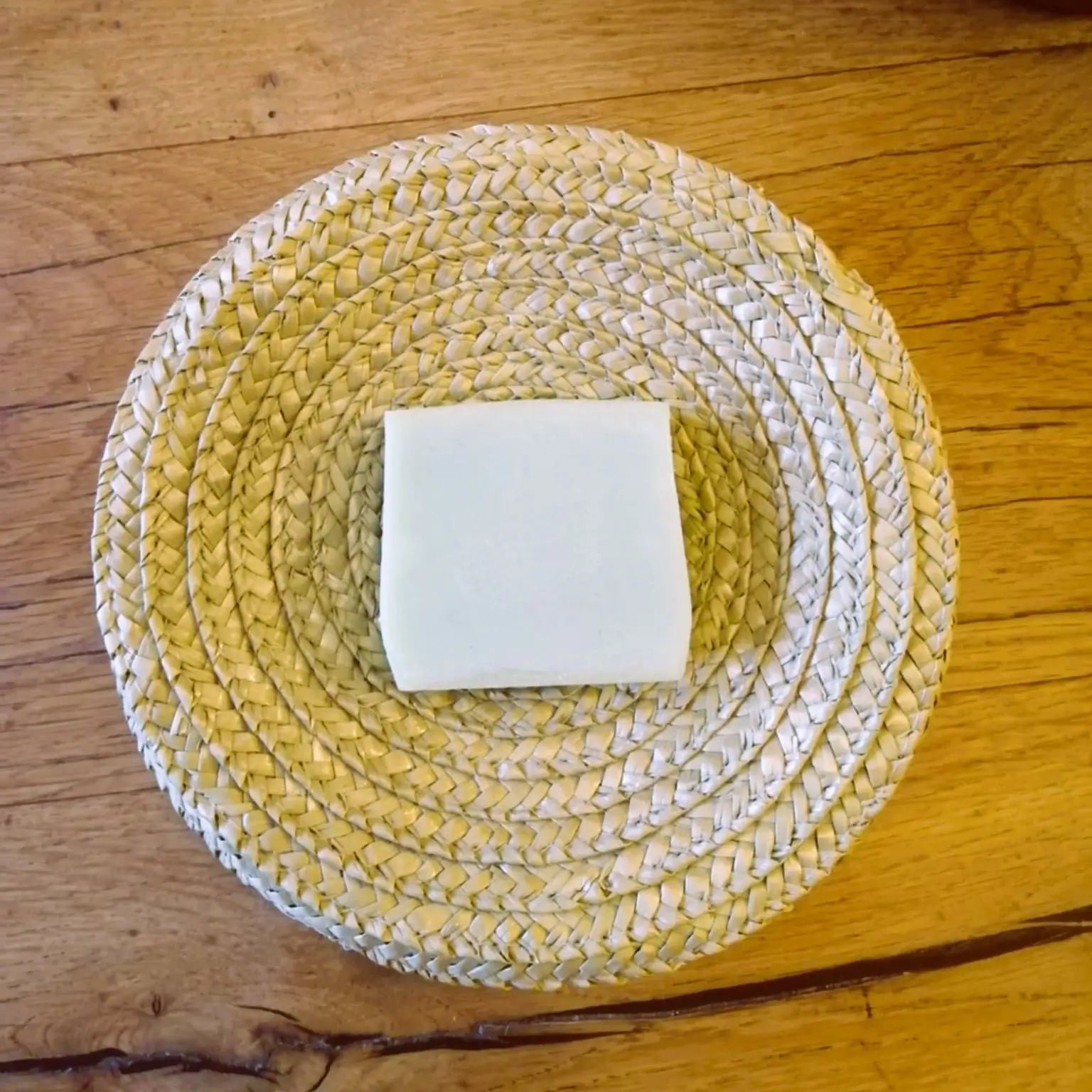 Savon de rasage solide à l’argile blanche — senteur thé vert – Création artisanale | Le sens des choses – Boutique de bougies parfumées végétales et objets décoratifs écoresponsables