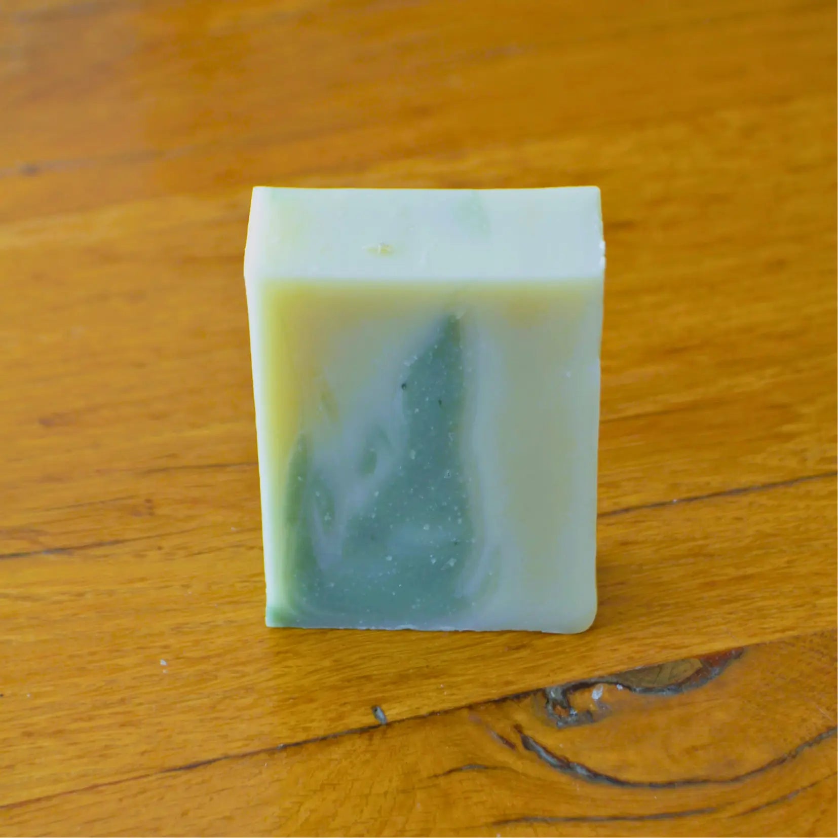 Savon artisanal surgras au tea tree (arbre à thé) – Création artisanale | Le sens des choses – Boutique de bougies parfumées végétales et objets décoratifs écoresponsables