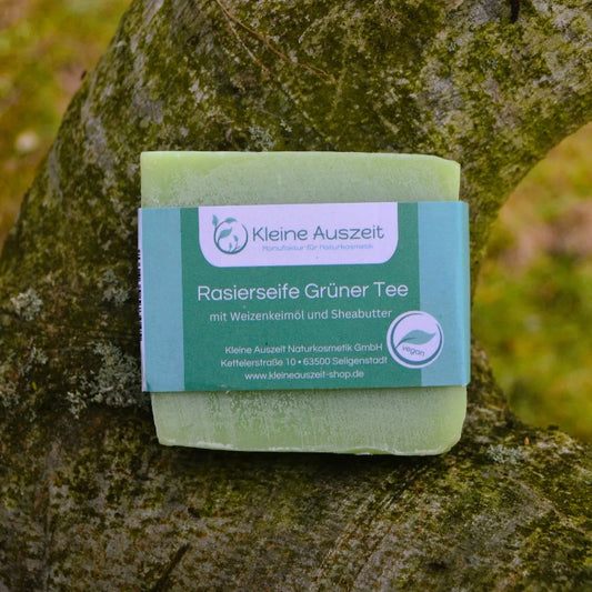 Savon de rasage solide à l’argile blanche — senteur thé vert – Création artisanale | Le sens des choses – Boutique de bougies parfumées végétales et objets décoratifs écoresponsables