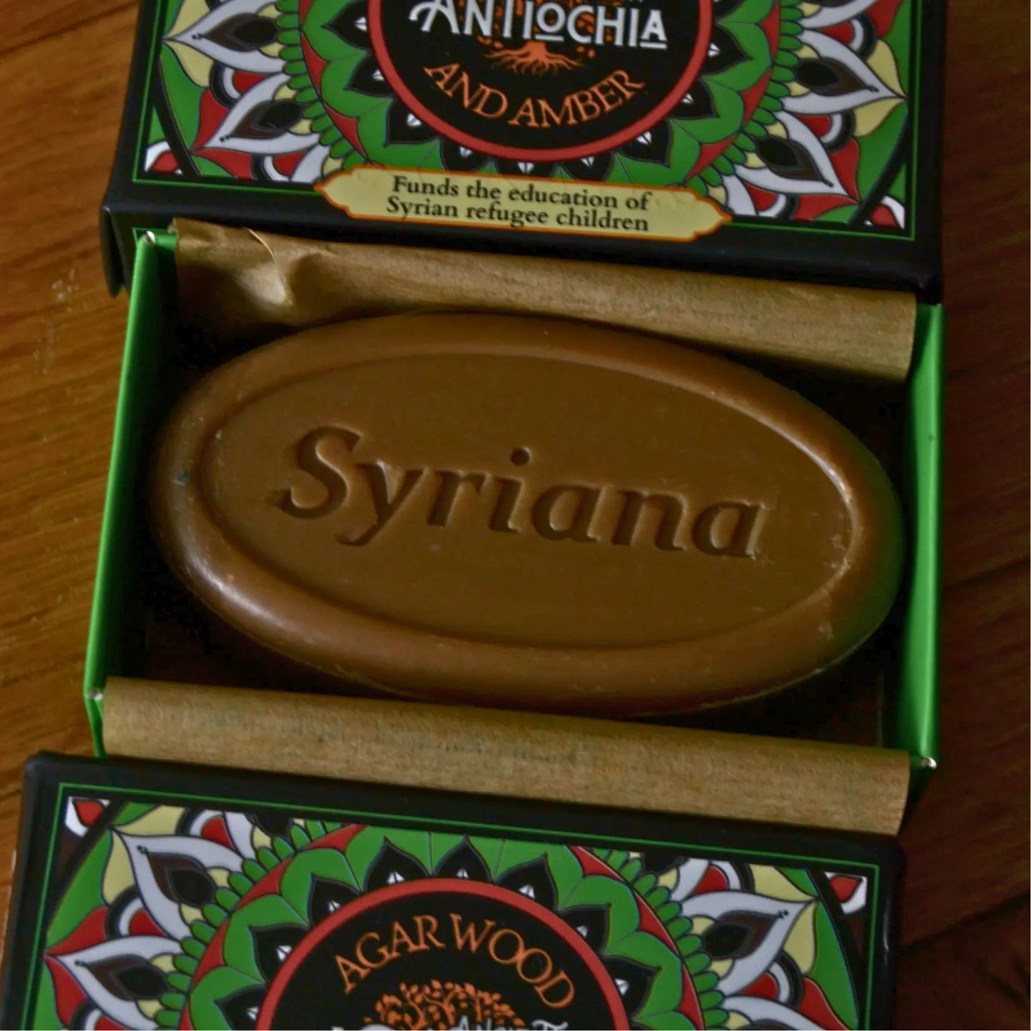 Savon d'Alep parfumé à l’oud et à l’ambre — Antioche – Création artisanale | Le sens des choses – Boutique de bougies parfumées végétales et objets décoratifs écoresponsables