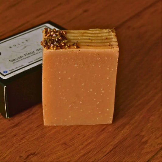 Savon surgras à la fleur de Tiaré – Création artisanale | Le sens des choses – Boutique de bougies parfumées végétales et objets décoratifs écoresponsables