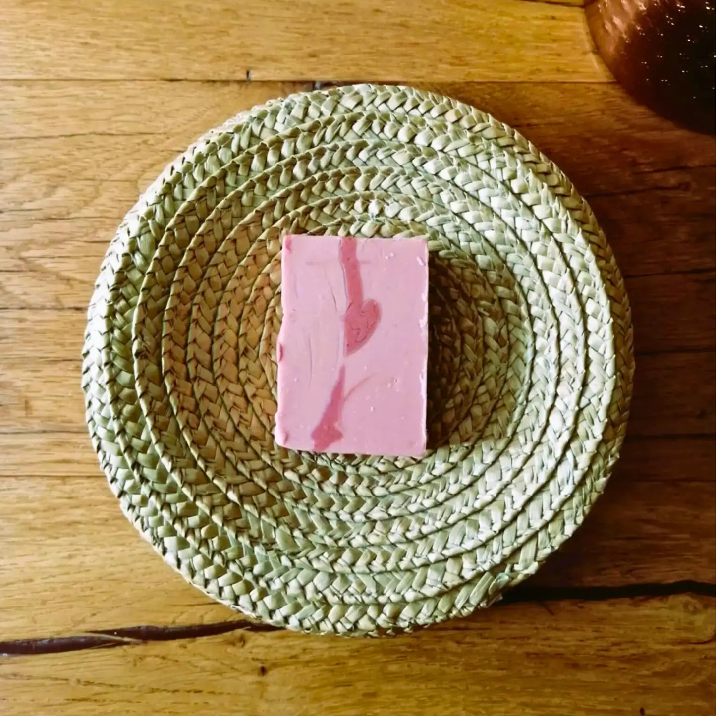 Savon BIO surgras géranium et bergamote « La Bohème » – Création artisanale | Le sens des choses – Boutique de bougies parfumées végétales et objets décoratifs écoresponsables