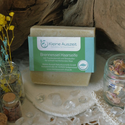 Shampooing solide à l'ortie — cheveux gras et sensibles – Création artisanale | Le sens des choses – Boutique de bougies parfumées végétales, décorations et savons