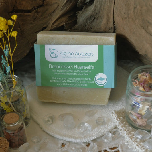 Shampooing solide à l'ortie — cheveux gras et sensibles – Création artisanale | Le sens des choses – Boutique de bougies parfumées végétales, décorations et savons