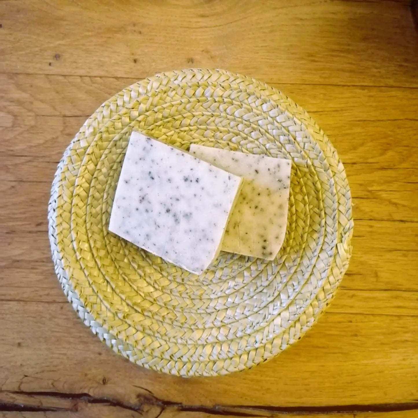 Shampooing solide à l'ortie — cheveux gras et sensibles – Création artisanale | Le sens des choses – Boutique de bougies parfumées végétales et objets décoratifs écoresponsables