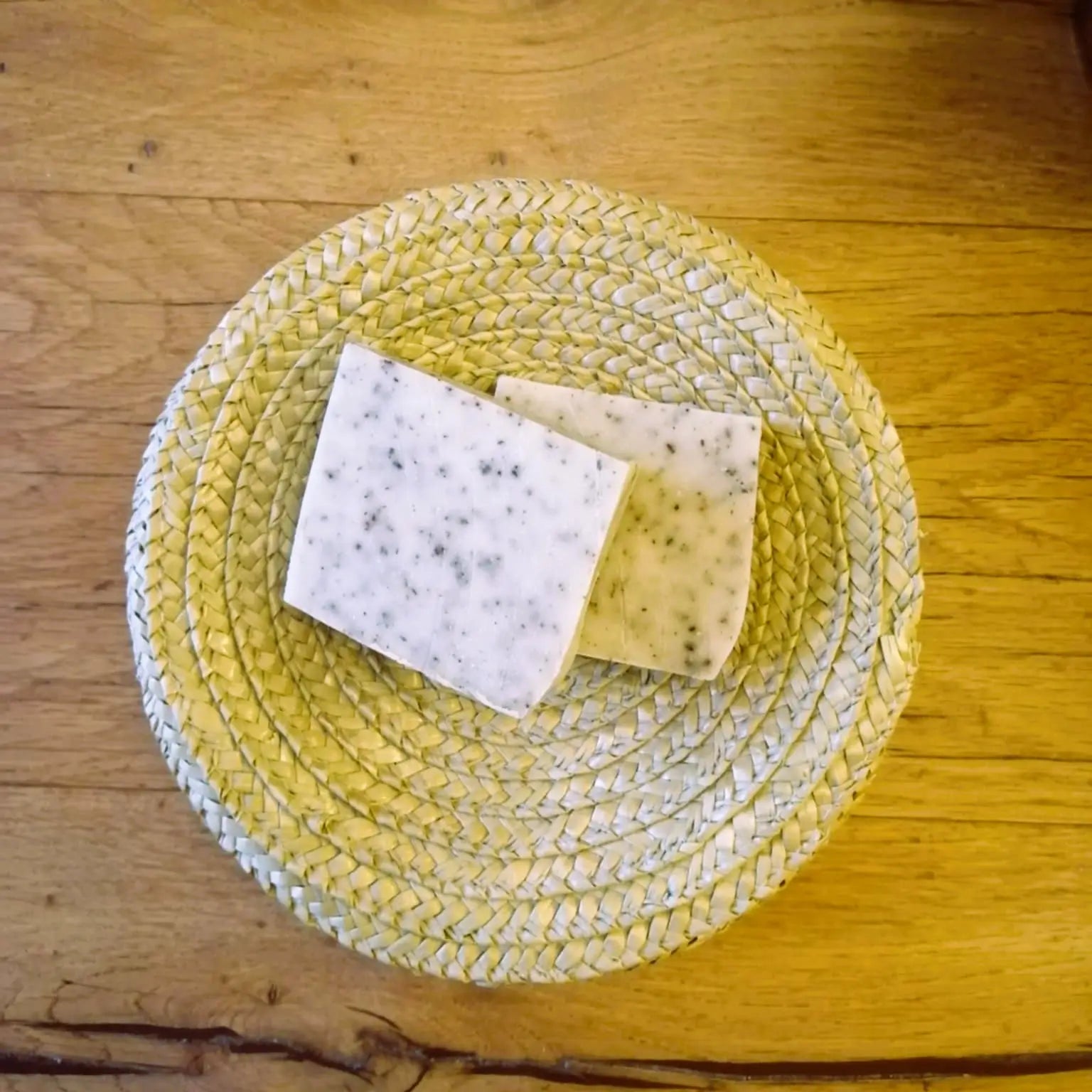 Shampooing solide à l'ortie — cheveux gras et sensibles – Création artisanale | Le sens des choses – Boutique de bougies parfumées végétales et objets décoratifs écoresponsables