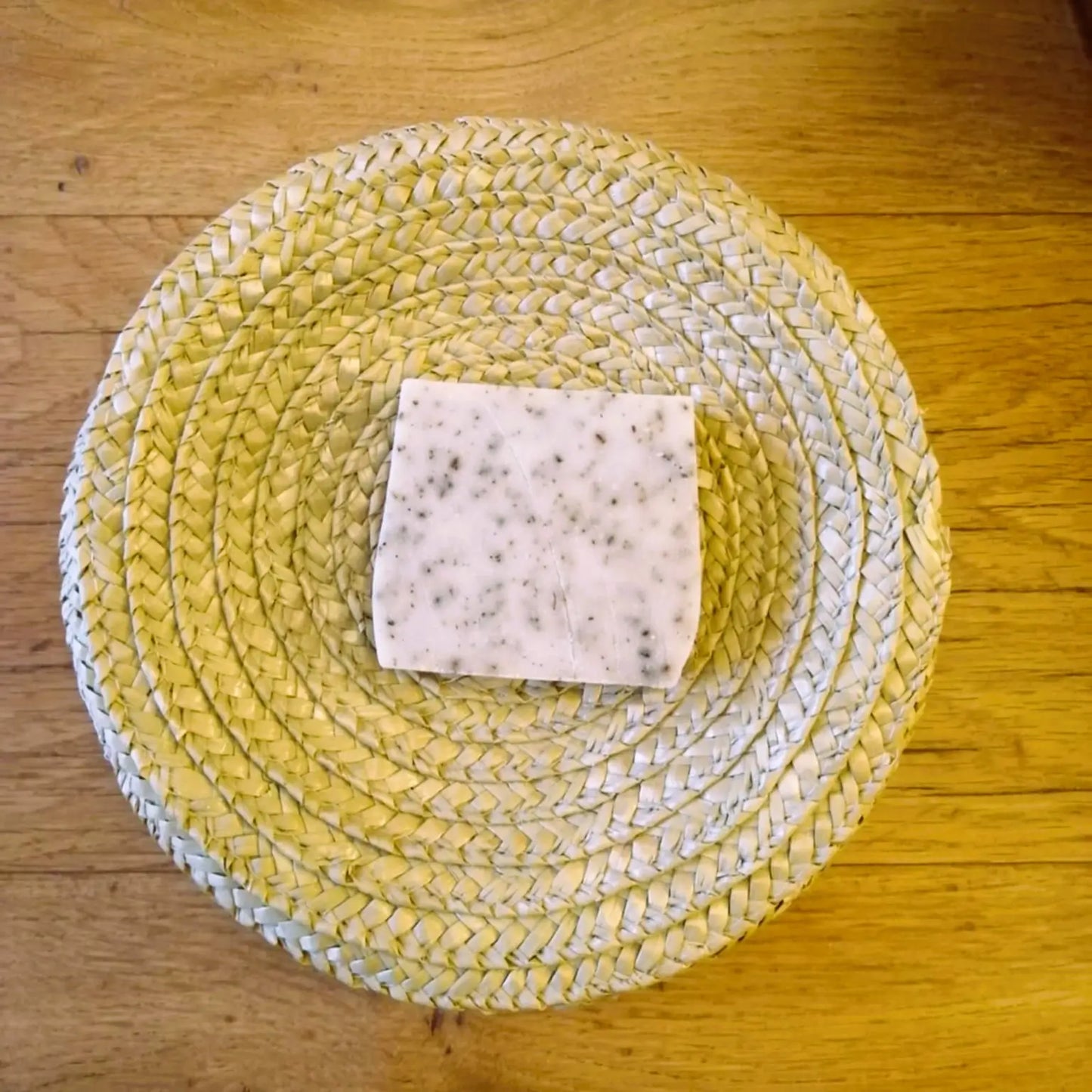 Shampooing solide à l'ortie — cheveux gras et sensibles – Création artisanale | Le sens des choses – Boutique de bougies parfumées végétales et objets décoratifs écoresponsables