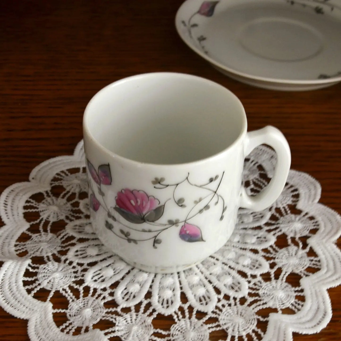 Bougie décorative artisanale tasse chinée — motif fleurs roses — parfum au choix – Création artisanale | Le sens des choses – Boutique de bougies parfumées végétales et objets décoratifs écoresponsables
