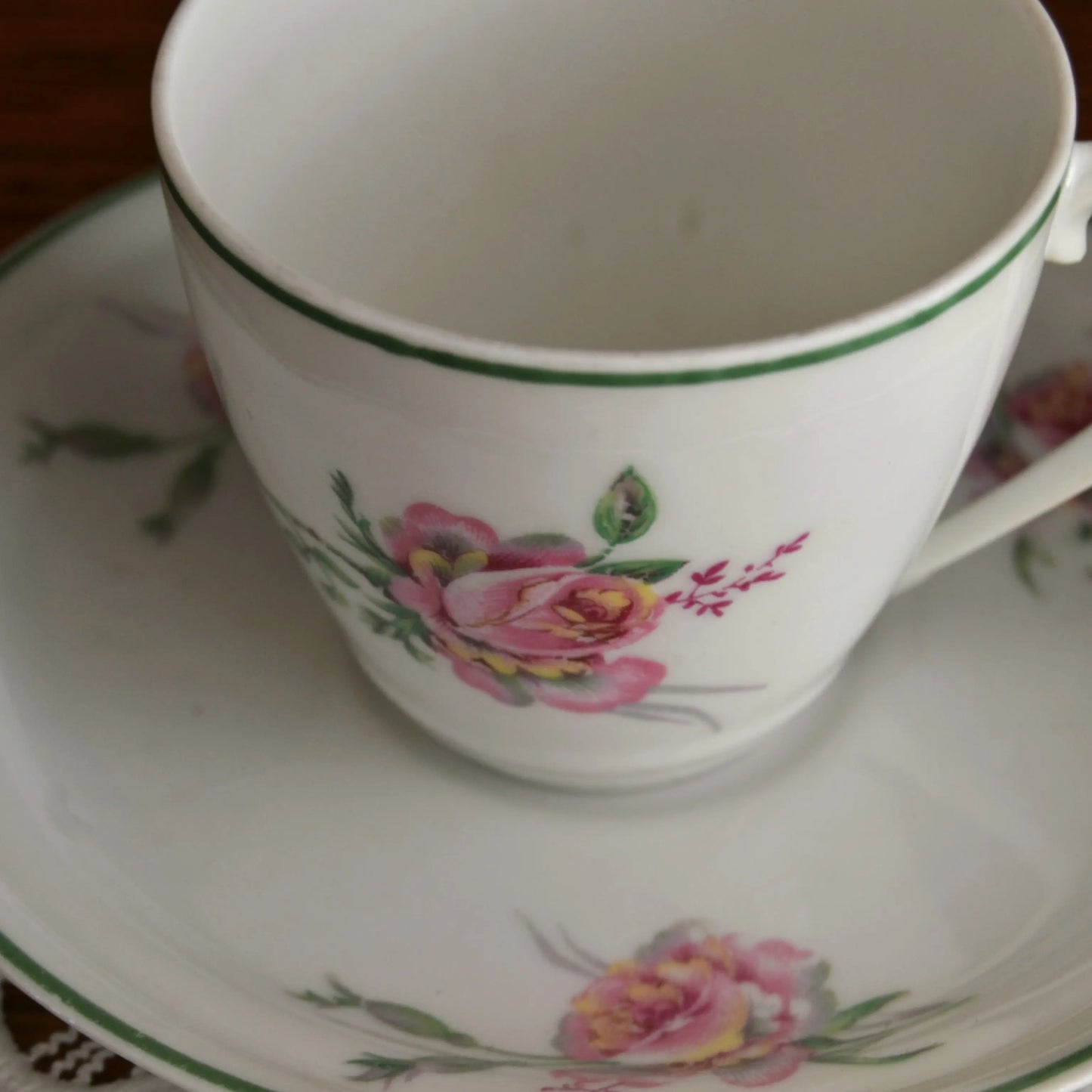Bougie décorative artisanale tasse chinée — motif fleurs et liseré vert — parfum au choix – Création artisanale | Le sens des choses – Boutique de bougies parfumées végétales et objets décoratifs écoresponsables