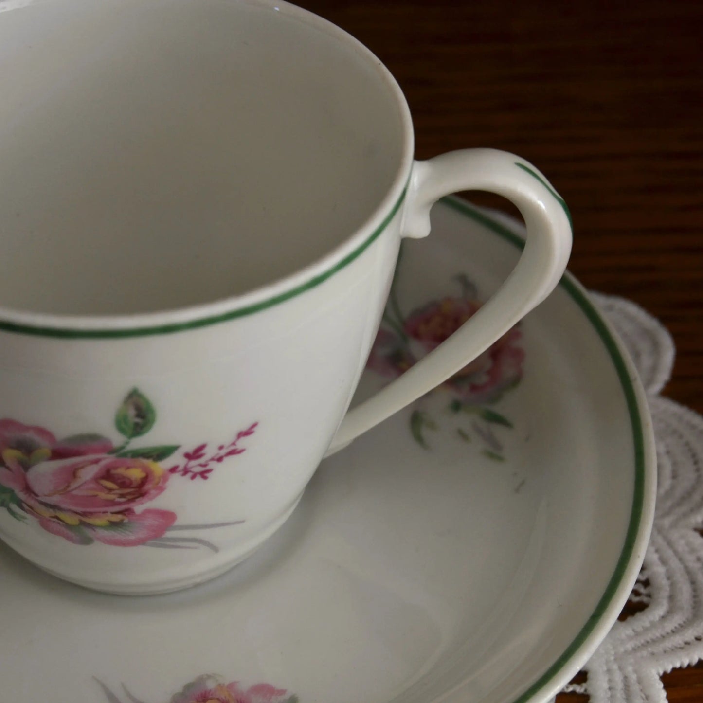 Bougie décorative artisanale tasse chinée — motif fleurs et liseré vert — parfum au choix – Création artisanale | Le sens des choses – Boutique de bougies parfumées végétales et objets décoratifs écoresponsables