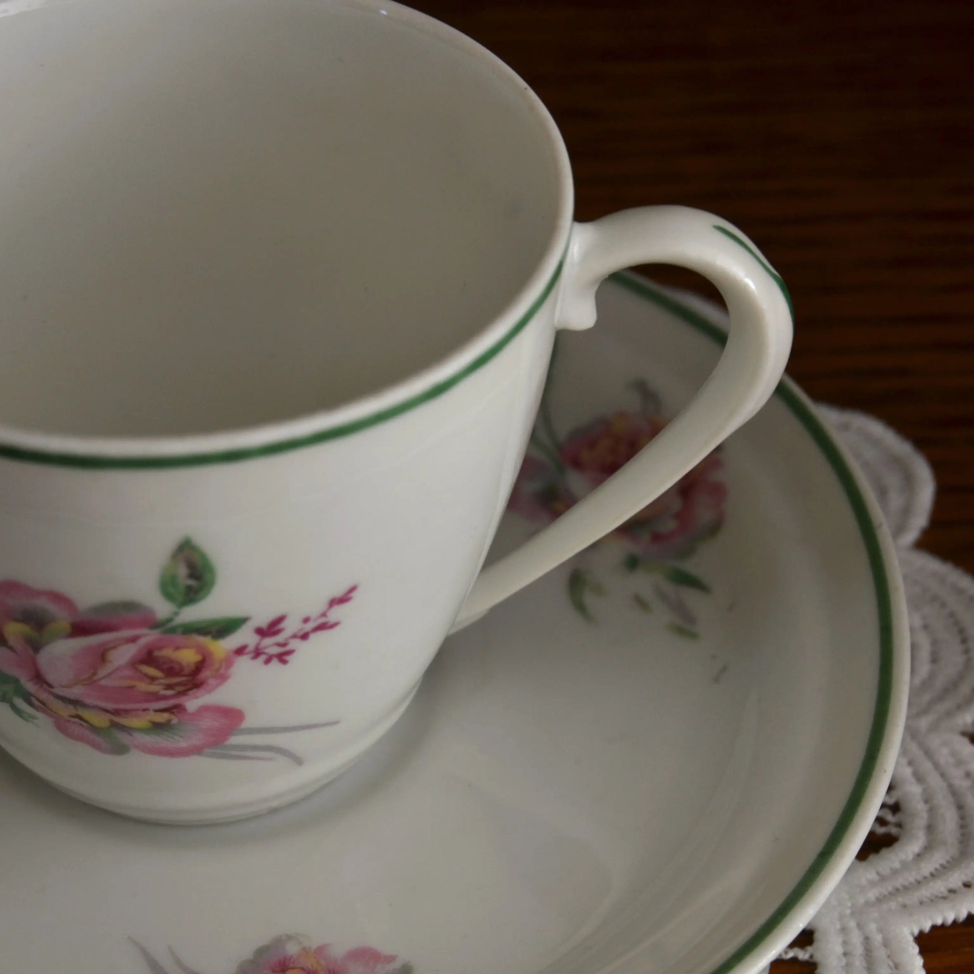 Bougie décorative artisanale tasse chinée — motif fleurs et liseré vert — parfum au choix – Création artisanale | Le sens des choses – Boutique de bougies parfumées végétales et objets décoratifs écoresponsables