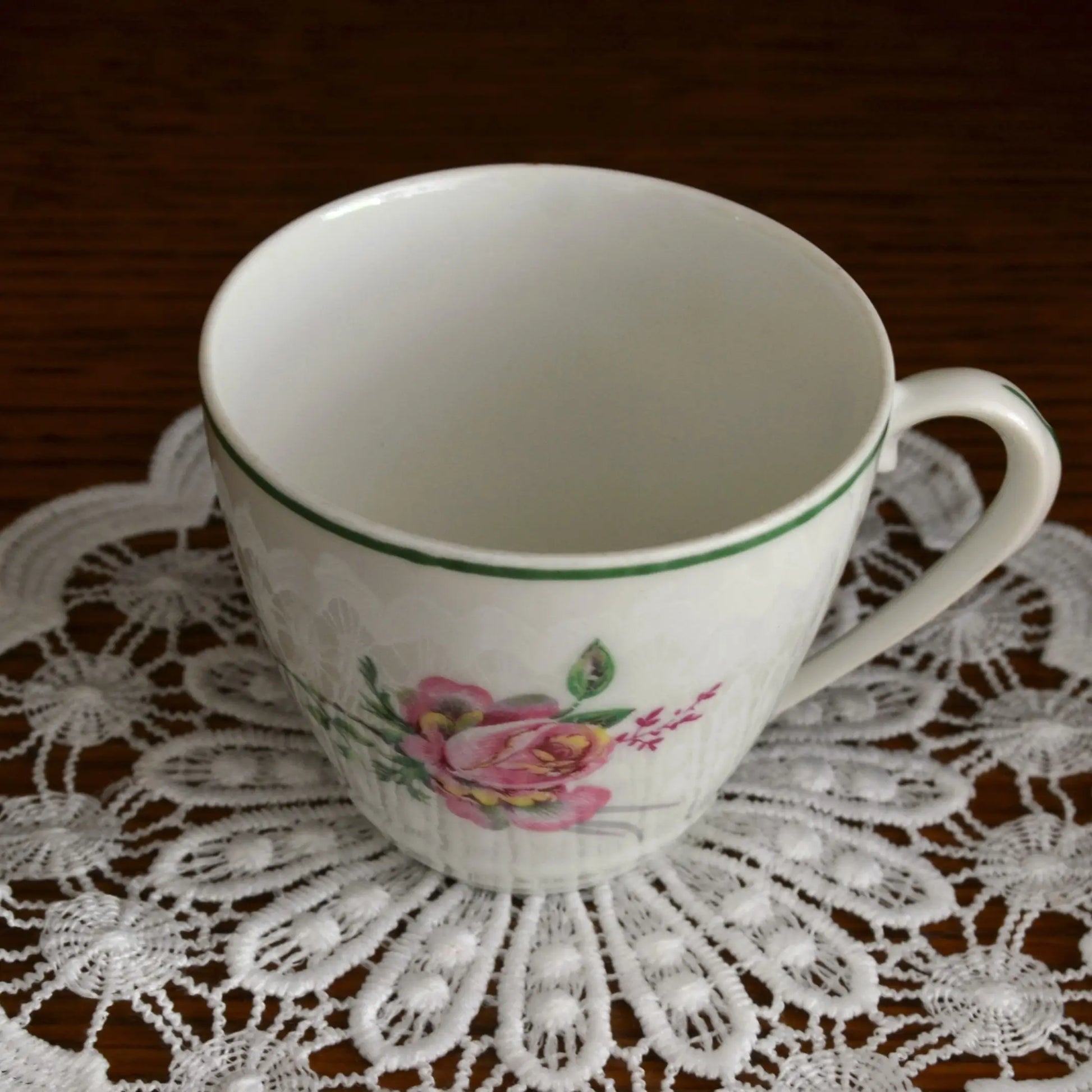 Bougie décorative artisanale tasse chinée — motif fleurs et liseré vert — parfum au choix – Création artisanale | Le sens des choses – Boutique de bougies parfumées végétales et objets décoratifs écoresponsables