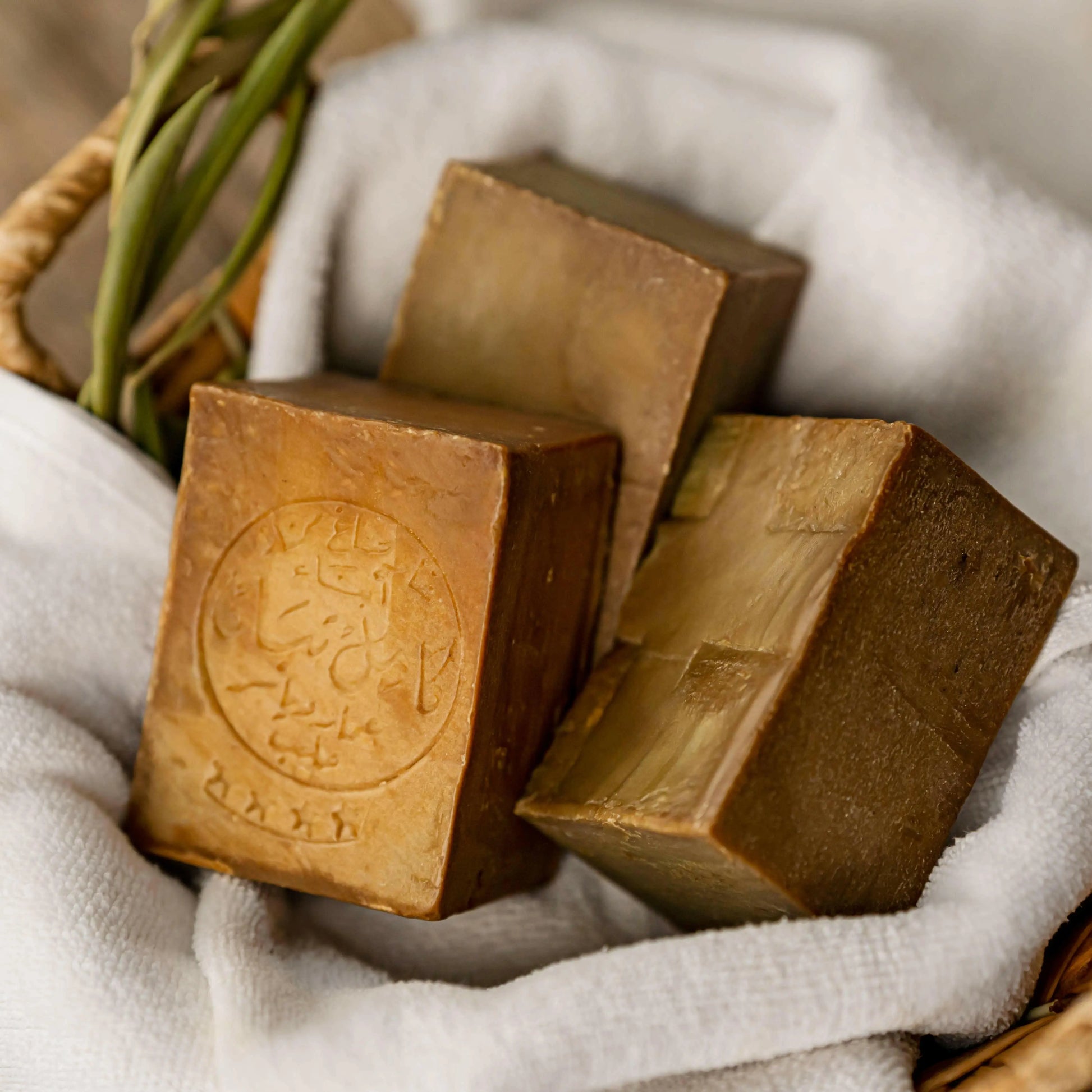 Savon d'Alep traditionnel, naturel et solidaire – Création artisanale | Le sens des choses – Boutique de bougies parfumées végétales et objets décoratifs écoresponsables